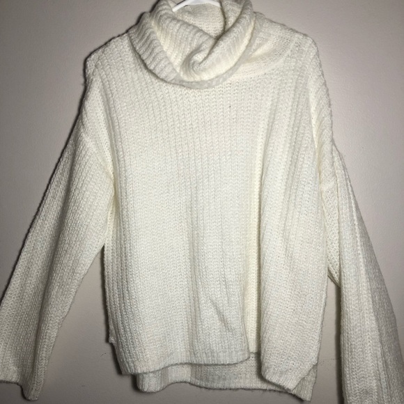 Soft small white sweater - Picture 1 of 3